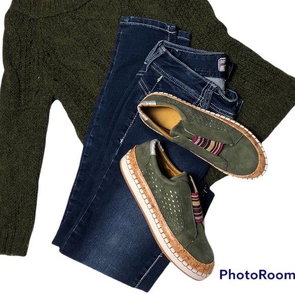Shoes - Adorable Casual slip on sneakers